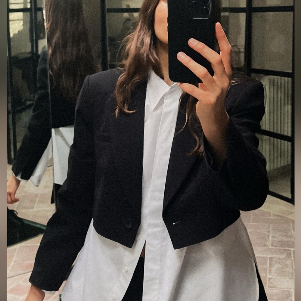 Zara- Black cropped blazer w shoulder pads & button closing, size XS, NWT! 🤩